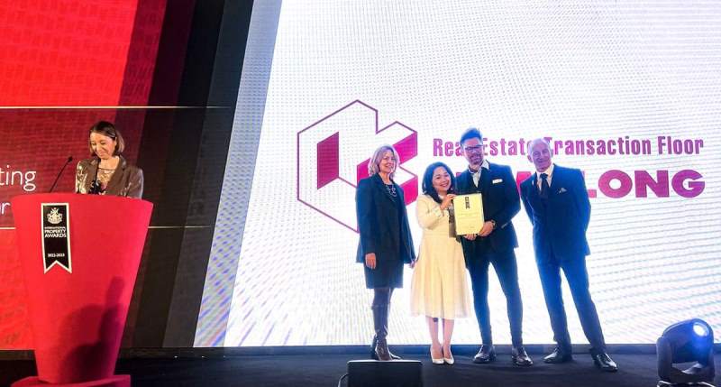 Đại diện Công ty TNHH MTV Sàn giao dịch bất động sản Nam Long nhận giải thưởng IPA 2023