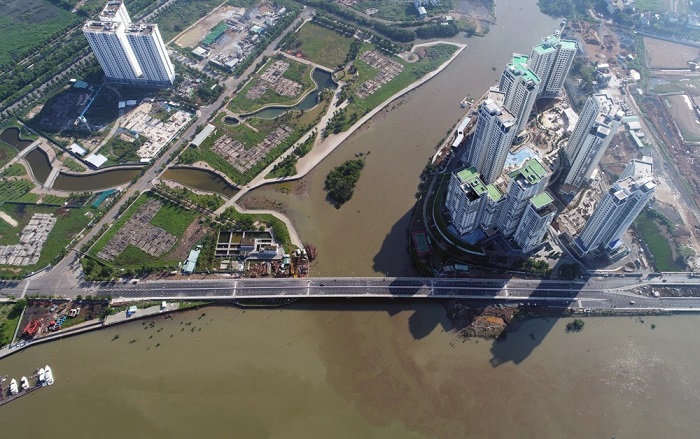 Cầu Thời Đại giữa Đảo Kim Cương và mảnh đất dự án Water Bay
